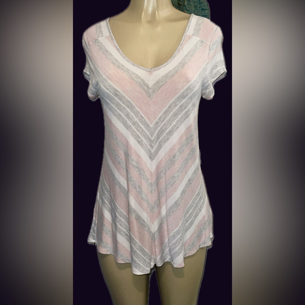 Chic Chevron V-Neck Top – Cable and Gauge Short Sleeve Lightweight Tee Medium?